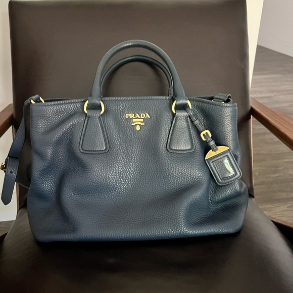 This bag is in mint condition. Purchased in 2015 and barely used. No scratches. - Picture 6 of 10